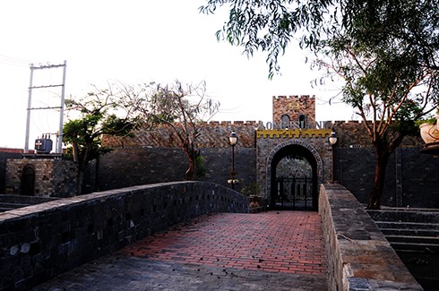 Cổng vào tòa lâu đài như hoàng thành của vua chúa thời cổ đại.